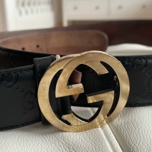 gucci bälte  - Äkta Gucci bälte, använd ett par fåtal gånger och kommer i fint skick. Köptes för 3500 och tar gärna emot bud. 