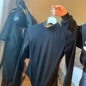 Body med öppen rygg - Säljer min superfina svarta body som är öppen i ryggen. Säljer den för att den är för liten för mig. Det är storlek M men skulle säga att den sitter bättte på en S 💕 tröjan är aldrig använd, lappen hänger kvar 🌼 köparen står för frakt 