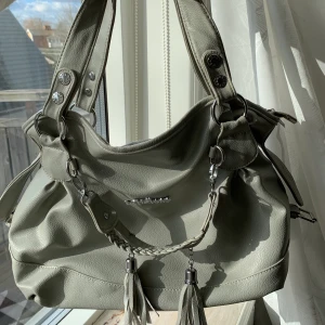 Väskor  - Jag säljer denna superfina väska som är lagom stor med mycket fickor och plats för förvaring. Finns inga tydliga tecken på använt på utsidan men litegrann på insidan, men inte mycket alls. Inget speciellt märke på väskan. •HÖGSTA BUD LIGGER PÅ 190kr för väskan. 