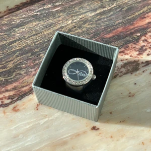 Ring - Säljer denna coola ring som har en mini klocka i sig, tyvärr så funkar inte klockan men det är en cool detalj. 