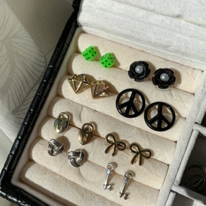 Örhängen  - Säljer alla dessa örhängen för 90 + frakt. 