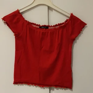 Röd topp - Storlek L men passar S har själv S den sitter lite lösar men de är bara fint om man gillar de❣️