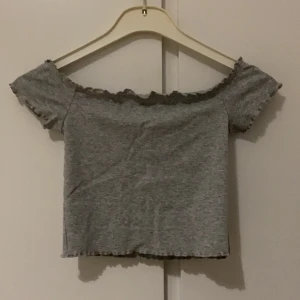 Grå topp aldrig använt 🤍 - En söt (magtröja) väldigt fin aldrig använt då jag inte använder majtröjor helt ny 🤍