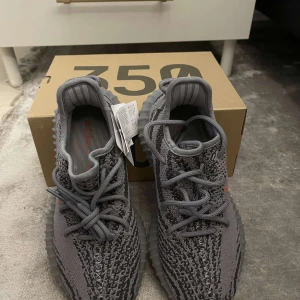 Äkta Yeezy Boost 350 V2 - Äkta Yeezy Boost 350 V2, aldrig använda. Strlk 38 2/3. Skriv för mer info/ bilder. Pris kan diskuteras 