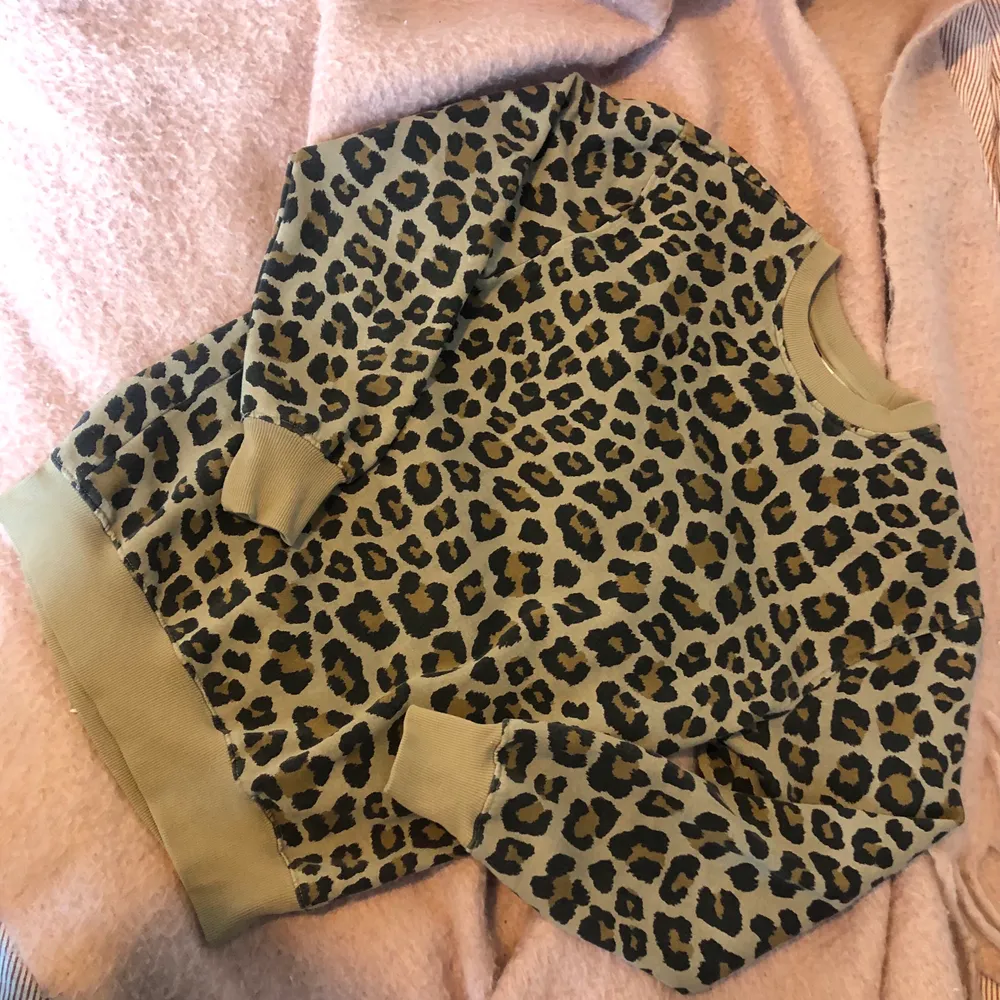 Säljer denna sweatshirt med leopardmönster!  🐆 Sparsamt använd och därför i gott skick. Storlek XS men är lite längre i modellen (går såklart att vika upp snyggt också). Kontakta för för bilder eller frågor ;). Tröjor & Koftor.