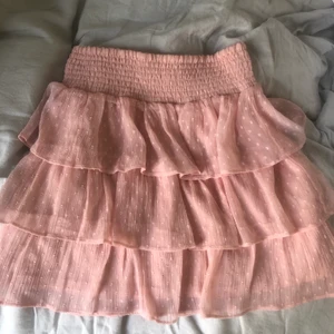 Rosa volangkjol - Säljer super fin rosa volang kjol, perfekt till sommaren!💗Super skön med resår i midjan! Inga tecken alls på användning! Kontakta mig för mer info💗