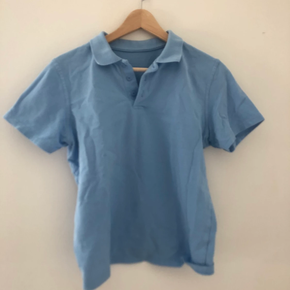 Ljusblå pikétröja - 90