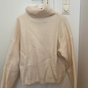 Tröja  - Säljer denna sjukt fina och sköna tröjan som tyvärr inte längre kommer till användning