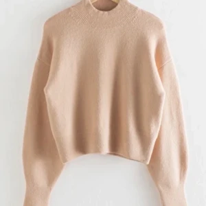 & Other Stories stickad - Superfin beige stickad tröja från & other stories i storlek XS. Ordinarie pris 390, mitt pris: 200+frakt 🥰 (finns dessutom i vit och ljusblå på min sida)