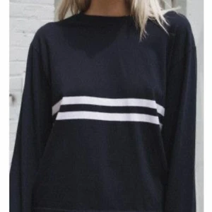 mörkblå long sleeve  - säljer denna mörkblå/navyblue long sleeve från brandy melville!!✨ superfin och endast använd ett fåtal gånger💞