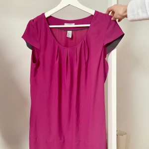 Klänning  - Säljer denna fina löning, jätte skönt och svalt tyg! Perfekt till sommaren. 😊 Frakt tillkommer. 