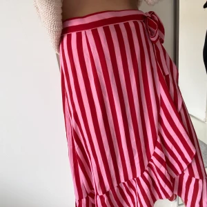 Sommarkjol  - Jättefin kjol från NEO NOIR. Endast använd två gånger, där av där den som ny. Den är storlek XS men eftersom den går att knyta som man vill så passar passar den XS-M💗