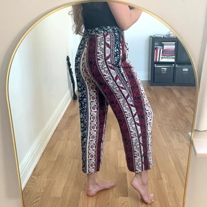 Croppade byxor i mönster  - Byxor köpta på Humana second hand. I ett skönt följsamt tyg som andas. Dragkedja och knapp på sidan. Storlek M - står L i byxan men är absolut som en medium. Köparen står för frakt som tillkommer 📬