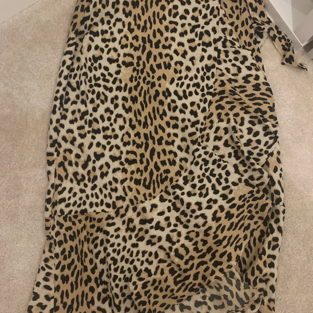 Leopardmönstrad volang kjol från gina tricot. Säljes då den inte används - därav väldigt bra skick. Vid ev frakt står köparen för fraktkostnad.. Kjolar.