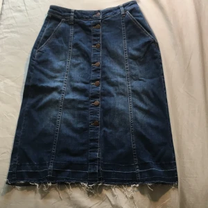 Längre fransad denim kjol - Denim kjol med stretchig midja, passar typ Xs-M! Går till knäna på mig som är 175. Möts Stockholm/fraktar🥰