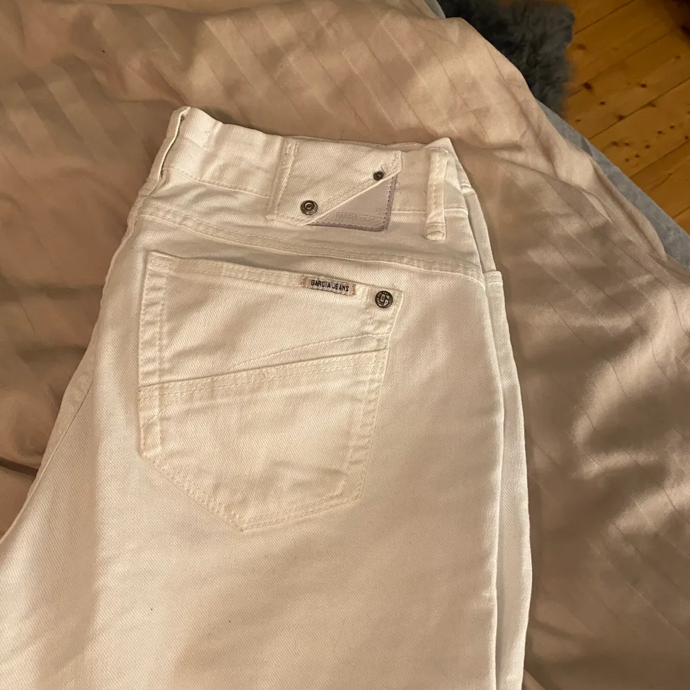 Säljer nu mina vita fina bootcut jeans från GARCIA JEANS. Använda ett fåtal gånger!! . Jeans & Byxor.