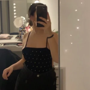 Body - Body med diamanter på i olika rosa/blå/gula färger typ. Öppen i ryggen. 