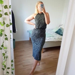 OASIS LEOPARDKLÄNNING  - Super mjuk och stretchig grön leopardklänning. Midi längd med slits på sidorna. Halterneck, knappar i ryggen och snöre i midjan. ALDRIG använd så i utmärkt skick! 