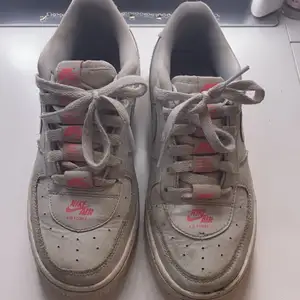 Svinsnygga gråa Nike air force skor med neon rosa detaljer! Unika men har tyvärr blivit försmå. Köptes på footlocker i somras så de är i mycket bra skick! Nypriset var 1200 så jag säljer därför för 400, priset kan dock diskuteras så det är bara att skriva till mig om ni vill lägga ett bud! ❌OBS dessa kommer rengöras vid intresse av någon!!!!! ❌