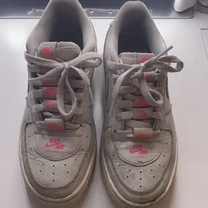 Nike Air Force  - Svinsnygga gråa Nike air force skor med neon rosa detaljer! Unika men har tyvärr blivit försmå. Köptes på footlocker i somras så de är i mycket bra skick! Nypriset var 1200 så jag säljer därför för 400, priset kan dock diskuteras så det är bara att skriva till mig om ni vill lägga ett bud! ❌OBS dessa kommer rengöras vid intresse av någon!!!!! ❌