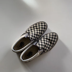 Vans skor  - Ett par slip-on skor från Vans med en lätt platå. De har ett schack rutor motiv med svart och vit. Sjukt sköna! Tyvärr är det för stor för mig och används därför inte. De söker därför ett nytt kärleksfullt hem! 