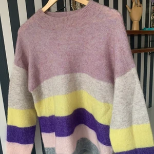 Färgglad tjocktröja - Älskar denna tröja, supermysig och sina färger! Superbra skick så den knappt är använd. Passar även storlek M då den är stretchig<3
