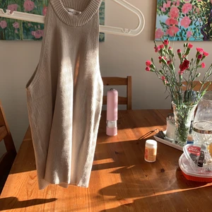 Beige topp - Super snygg topp från mango, aldrig använd!