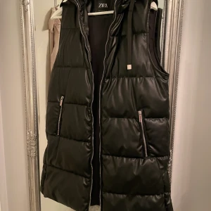 SKITSNYGG SKINNVÄST - Säljer min väst från zara. Den är bara använd 3 gånger alltså nyskick. Den sitter väldigt snyggt och är perfekt nu till våren😍 nypris 699