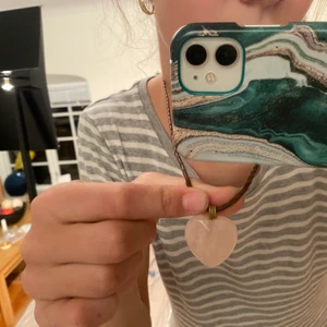 Halsband - Jättesnyggt halsband med ett rosa hjärta 💖 som är äkta rosenkvarts! halsbandet är aldrig använt och är helt nytt från Desert Design! Har flera likadana annonser där jag säljer samma typ av halsband fast i andra färger, så gå gärna in och tittta vid intresse! Hör av er vid frågor eller fler bilder! Köparen står för frakt 