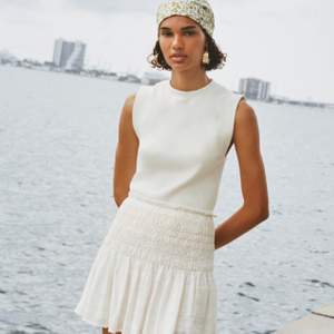 Skit snygg helt slutsåld vit kjol från zara, aldrig använd då den är för stor!💕 frakt betalas av köparen💘buda i kommentarerna HÖSTA BUD: 200 