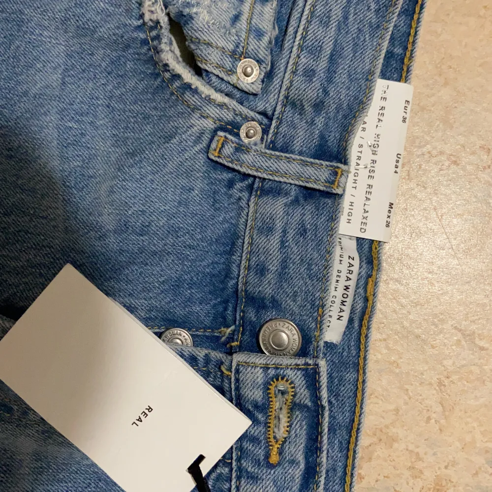 Jeans/byxor från zara aldrig använda pris lapp finns kvar 💙💙 storlek 36 men funkar även för folk som har 34. Jeans & Byxor.
