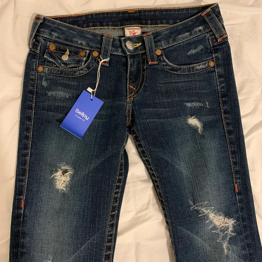 True Religion jeans köpta på sellpy. Sjukt snygga! men passade tyvärr inte mig. Strl 27 men skulle säga att de är mindre i storleken. Jätte bra skick!. Jeans & Byxor.