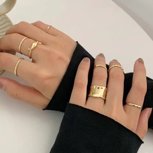 Ringar - Säljer detta ring sett då jag har för mycke ringar! Säljer endast tillsammans! Köpare står för frakt