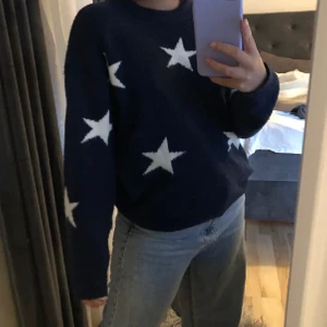 Stickad tröja med stjärnor  - Köpt på H&m barnavdelning men sitter bra på mig som brukar ha XS/S. Sparsamt använd men den är i bra skick. Frakt 62kr. 