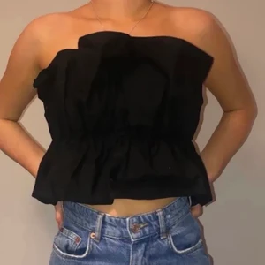 Svart topp - Säljer denna svarta topp! Bilderna är lånade🙏🏽 Den är i nyskick och använd en gång, dvs inga defekter.