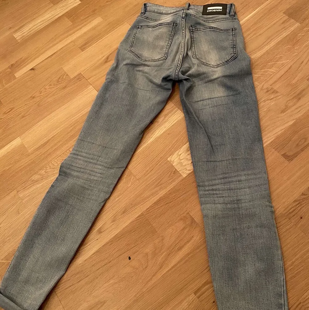 stentvättade dr denim jeans, asköna om jag får säga d själv, passar tyvärr inte mig längre, fortfarande i bra skick✌🏼 hmu. Jeans & Byxor.