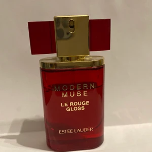 Estée Lauder Modern Muse Le Rouge Gloss Edp 30ml - Jätte lite använd. Köparen står för frakten