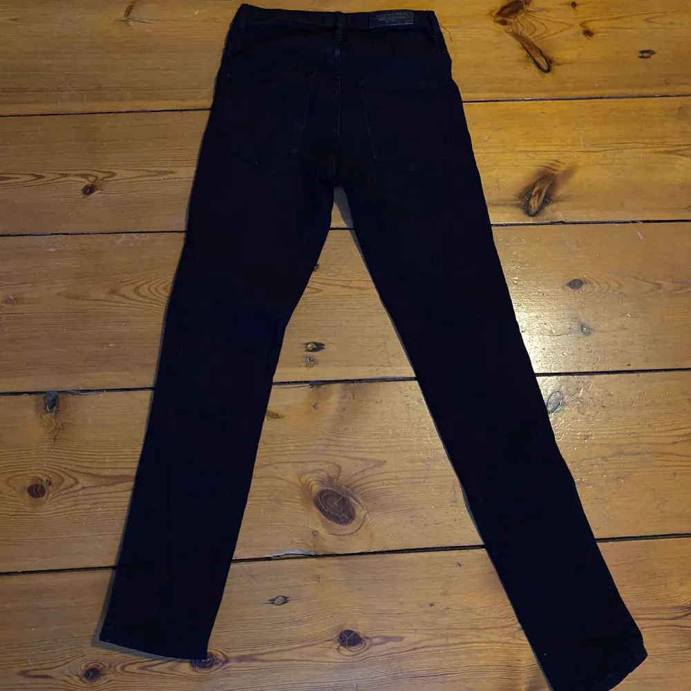 Svarta skinny jeans från sally&circle, för små för mig. Ingen aning varför ena benet är längre än det andra på bilderna haha, dem är lika långa. Jeans & Byxor.