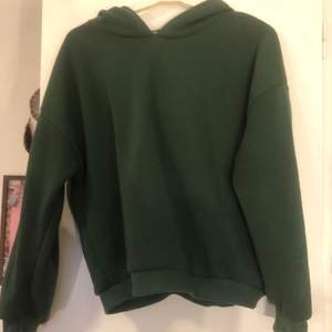 Grön y2k hoodie, mjuk å skön. Sparsamt använd.