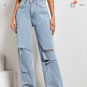 Jeans  - Ett par jeans från shein som inte riktigt passade i storlek så säljer dem vidare, aldrig använda endast testade därav ungefär samma pris som originalet. FRAKT INGÅR I PRISET 