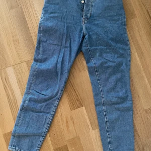 Mom jeans - Säljer ett par blå jeans från never denim. Storlek S. Knappt använda 