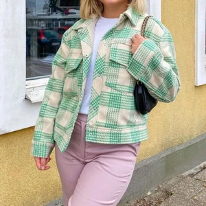 Vår jacka✨ - Lånad bild. Riktigt fin vår jacka i mycket bra skick! Skriv för fler bilder💜