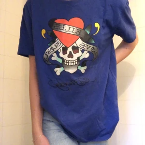 Ed Hardy tröja - Cool Ed Hardy tröja i storlek L, sitter skitsnyggt som en oversized tröja på en s/m💜 om det blir fler som är intresserade blir det budgivning☺️ högsta bud: 180kr
