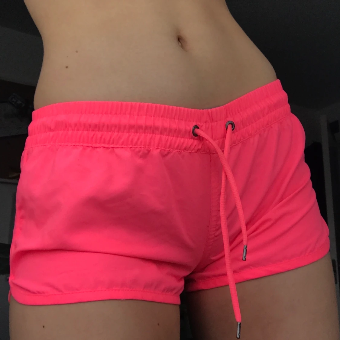 Coola lågmidjade träningsshorts/simbyxor