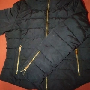 Jacka - En marinblå jacka från Zara som jag har haft i 2 år den är liten i storleken den är i storlek XL fast den är mer som S/M, kedjan längst nere är lite trasig men de går ok stänga den