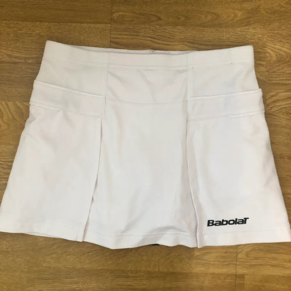 Vit kjol från Babolat för badminton/padel/tennis. Storlek 164/XS. . Kjolar.