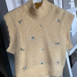 Gul stickad väst från Zara  - Säljer denna superfina gula stickade väst från Zara! 200kr exklusive frakt men kan mötas upp i Linköping! 