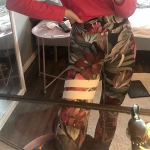 Stronger thighs - Träning thigts ifrån stronger. Bra skick, lite slitet vid texten inuti byxorna som inte syns.  Stl xs