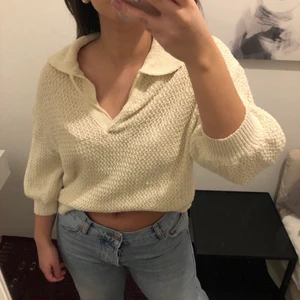 Stickad tröja med krage ZARA - Bättre bilder kommer!! Super fin tröja med kraga från zara. Sparsamt använd. Det är två trådar på vardara sida som jag valt att stoppa in (de går även att klippa bort utan problem) men det är en smaksak! Storlek M men sitter bra på mig som brukar ha S.