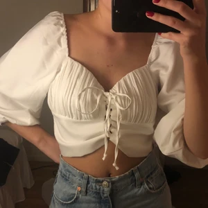 Vit blus från Gina Tricot - Helt ny vit blus från ginatricot, aldrig använd! Säljes på grund av att den är för stor på mig. Finns inte länge i butik eller hemsida! Går att betala genom swish och Plick safe pay. Buda i kommentarerna. 